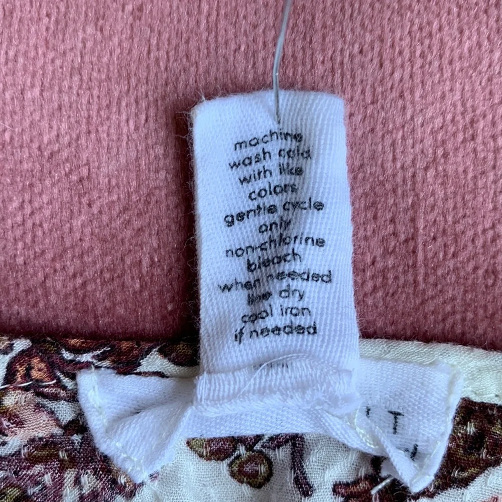 Full🤍Tilt floral rayon blouse with soft floral colors. GUC. No noted flaws. - Picture 3 of 8